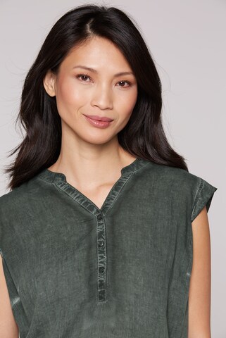 Soccx Ärmellose Bluse mit gesmoktem Saum und Rückenprint in Grün