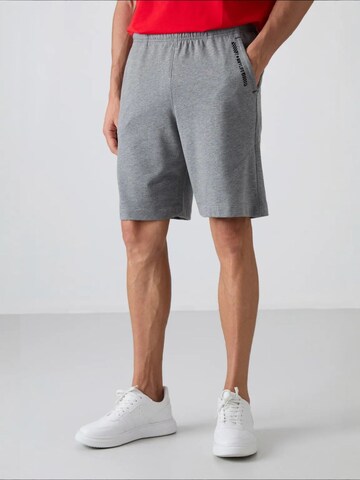Tommy LifeTapered Hlače - siva boja