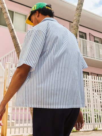 Comfort fit Camicia di Bershka in beige