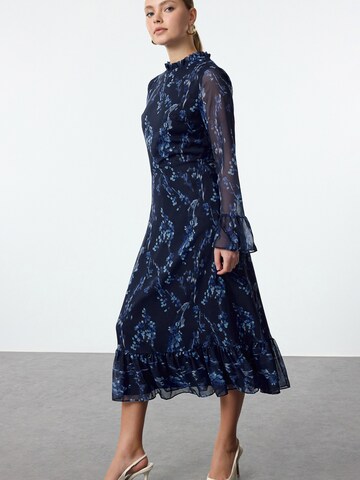 Trendyol Платье в Синий