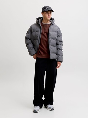 Sweat-shirt 'JJEACE' JACK & JONES en marron