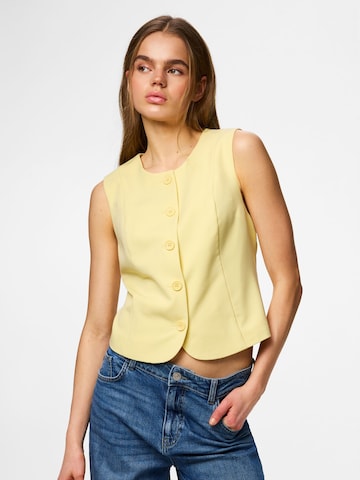 Gilet 'PCKAMIL' PIECES en jaune : devant