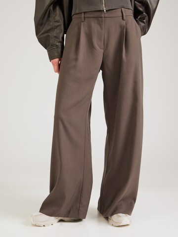 WEEKDAY - Pierna ancha Pantalón plisado 'Dara' en marrón: frente