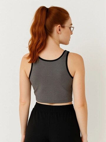 Tommy Life Top 'Crop Top' in Grey
