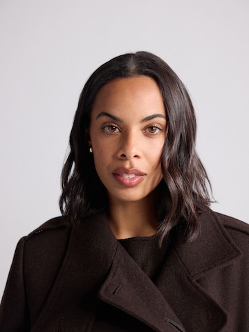 Next Mantel in Braun