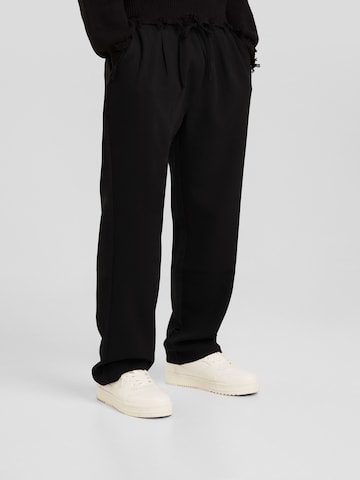 Bershka Loose fit Pleat-front trousers in Black: front