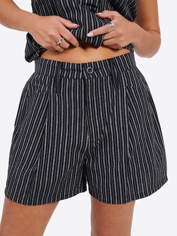 Loosefit Pantaloni con pieghe di BRAVE SOUL in nero