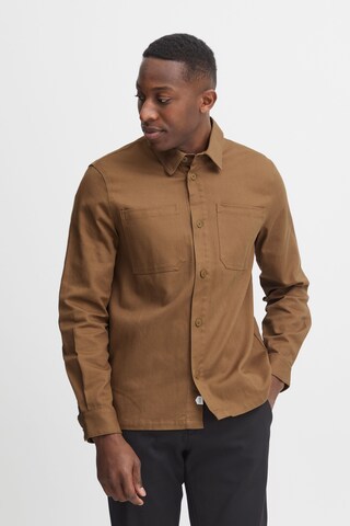 Casual Friday - Regular Fit Camisa 'Anton' em castanho: frente