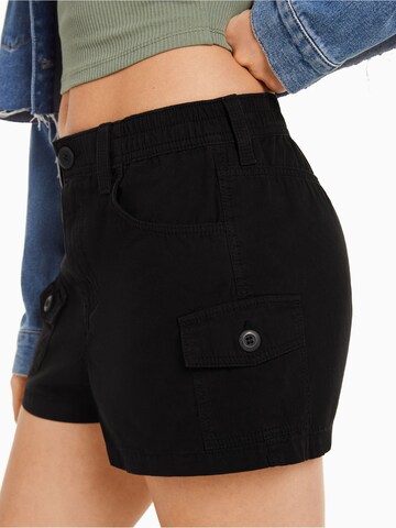 Bershka Loosefit Shorts in Schwarz