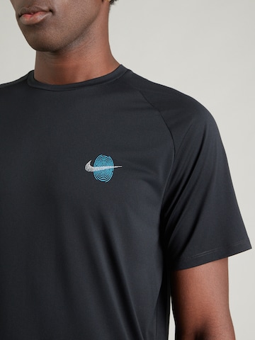 NIKE Λειτουργικό μπλουζάκι 'DFADV STRIDE ENERGY' σε μαύρο