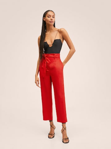 Regular Pantalon à pince 'Ampabelt' MANGO en rouge