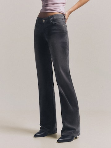 Bershka Boot cut Jeans in Grey: front