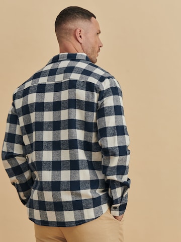 DAN FOX APPAREL - Ajuste regular Camisa 'Efe' en azul