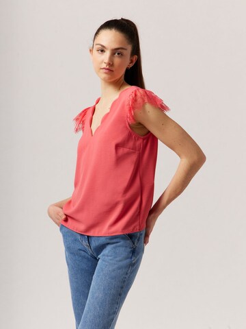 Camicia da donna 'Phoebe' di NAF NAF in rosso: frontale