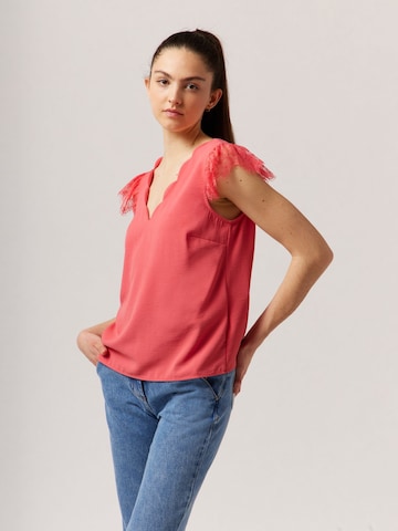 Camicia da donna 'Phoebe' di NAF NAF in rosso: frontale