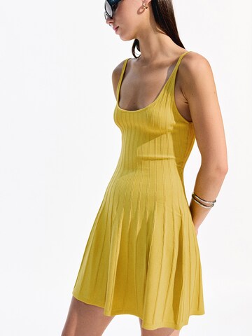 Abito in maglia di Bershka in giallo: frontale