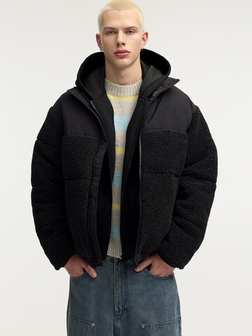 Pull&Bear Преходно яке в черно: отпред