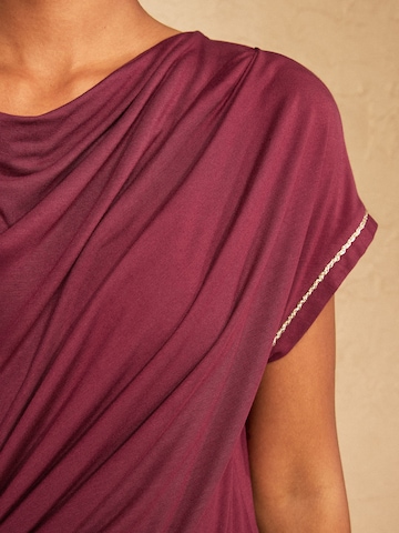 Tricou de la love & roses pe roșu