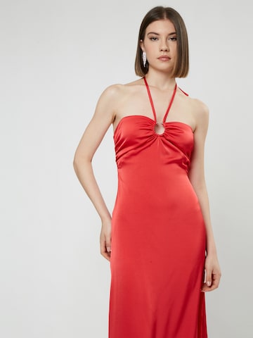 Influencer Sukienka w kolorze czerwony