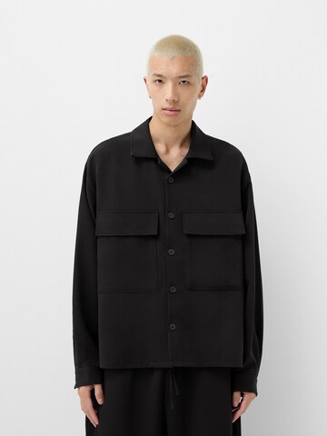 Bershka Comfort fit Srajca | črna barva: sprednja stran