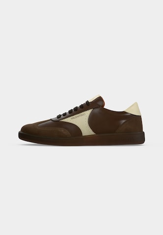 Baskets basses 'RADIUS' Valentino Shoes en marron : devant