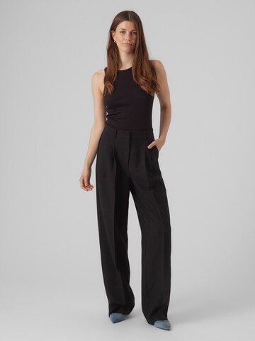 Loosefit Pantaloni con pieghe 'IMANI' di VERO MODA in nero