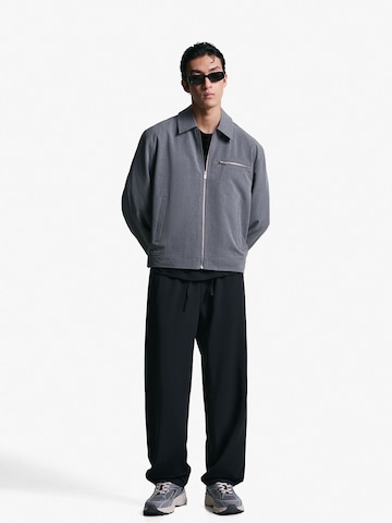 Veste mi-saison Bershka en gris : devant