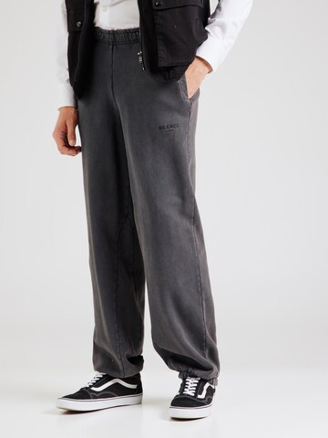 Han Kjøbenhavn Tapered Trousers in Grey: front