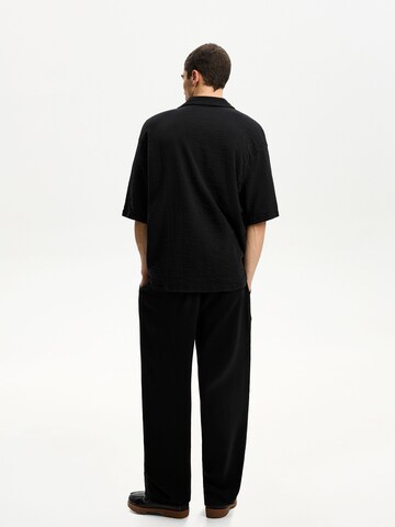 Comfort fit Camicia di Bershka in nero