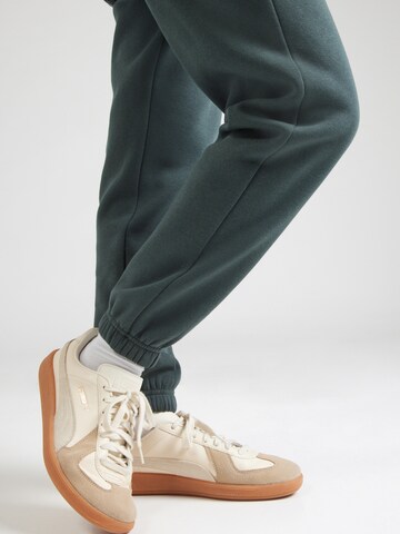 Tapered Pantaloni 'PCCHILLI' di PIECES in verde