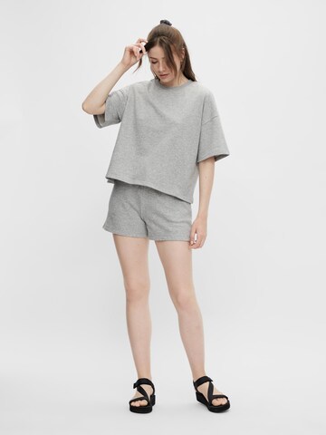 Sweat-shirt 'Chilli' PIECES en gris