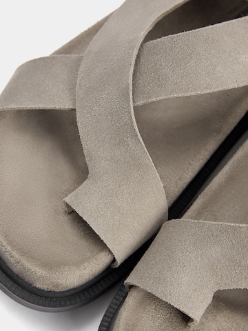 Pull&Bear Sandale in Grau