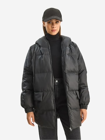 Cappotto invernale di Bianco Lucci in nero: frontale