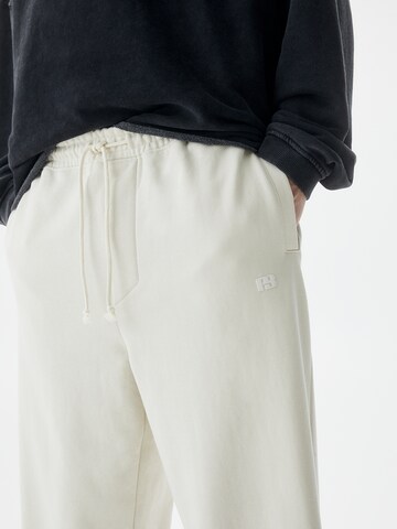 Loosefit Pantaloni de la Pull&Bear pe alb