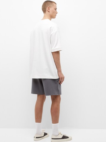 Pull&Bear Regular Shorts in Grau