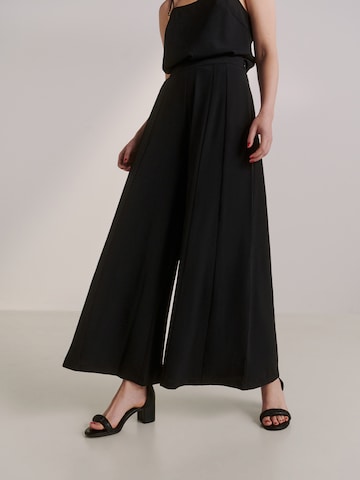 Guido Maria Kretschmer Women Loosefit Housut 'Darlin' värissä musta: etupuoli