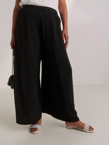 Wide leg Pantaloni con pieghe 'Jayla' di Guido Maria Kretschmer Curvy in nero: frontale