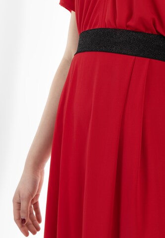 faina Rok in Rood