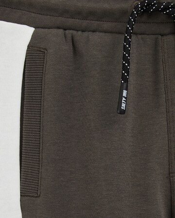 WE Fashion Дънки Tapered Leg Панталон в зелено