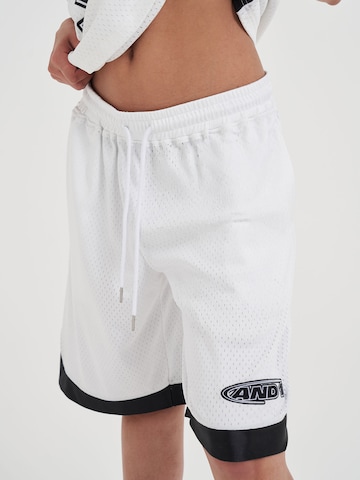 AND1 - Pierna ancha Pantalón deportivo en blanco: frente