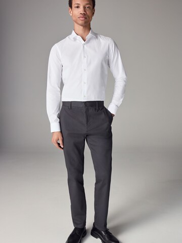 Next Regular Chinohose in Schwarz: Vorderseite