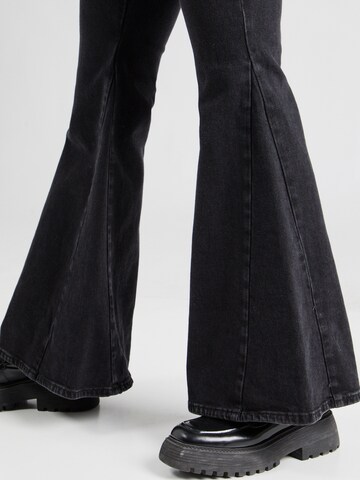 Monki Flared Jeans i svart