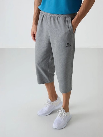 Pantalon Tommy Life en gris : devant