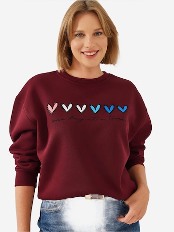 Felpa di Bianco Lucci in rosso: frontale