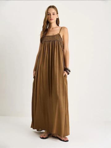 Abito estivo di Bianco Lucci in marrone: frontale