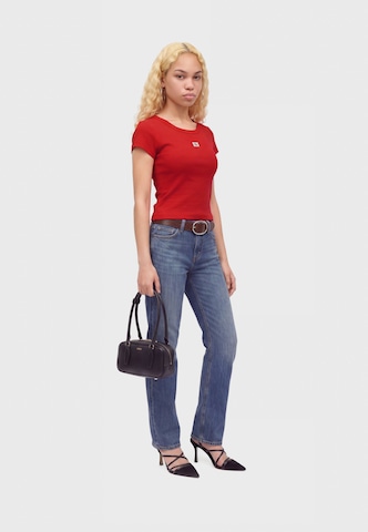 Calvin Klein Jeans Μπλουζάκι σε κόκκινο: πλευρά