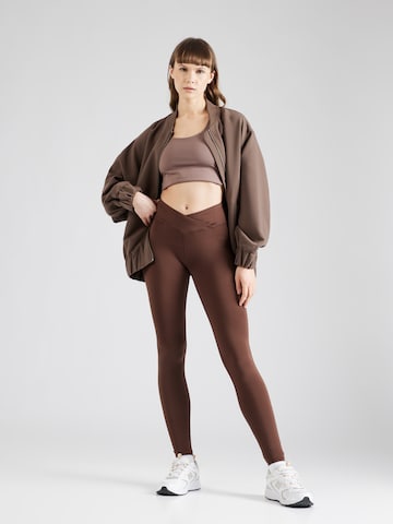 HKMX - Skinny Pantalón deportivo en marrón