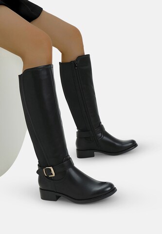 Elara Laarzen in Zwart