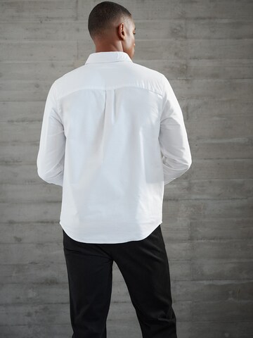 DAN FOX APPAREL - Ajuste regular Camisa de negocios 'Essential' en blanco