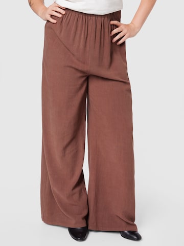 Wide leg Pantaloni di Nasty Gal Plus in marrone: frontale